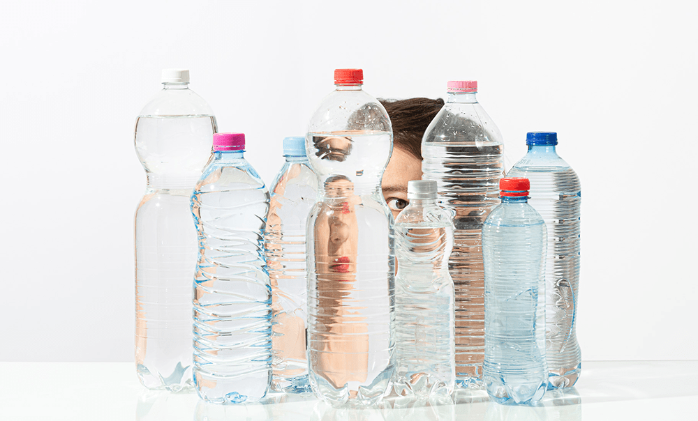 Moeder, waarom drinken wij water uit plastic?